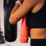 Clear Red - Sporthandtuch mit Magnet & Zipper-Tasche - WOODSANDWAVES