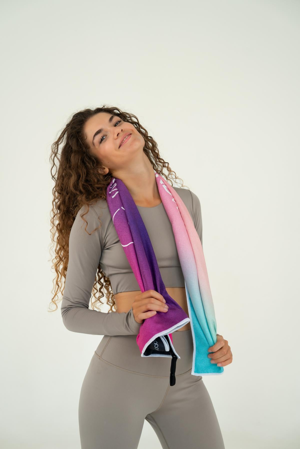 Colourful Temptation - Sporthandtuch mit Magnet & Zipper-Tasche - WOODSANDWAVES