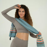 Calm Cruise Eucalyptus - Sporthandtuch mit Magnet & Zipper-Tasche - WOODSANDWAVES