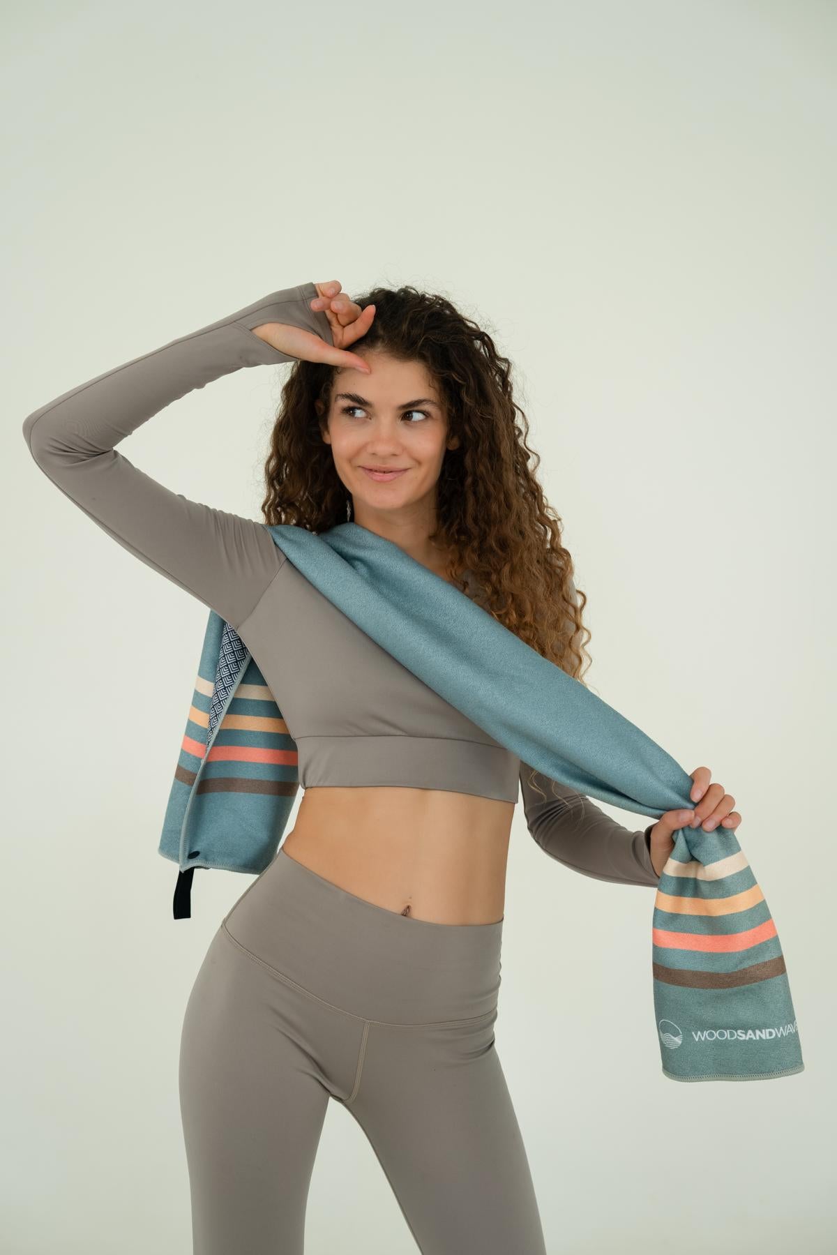 Calm Cruise Eucalyptus - Sporthandtuch mit Magnet & Zipper-Tasche - WOODSANDWAVES