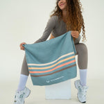 Calm Cruise Eucalyptus - Sporthandtuch mit Magnet & Zipper-Tasche - WOODSANDWAVES