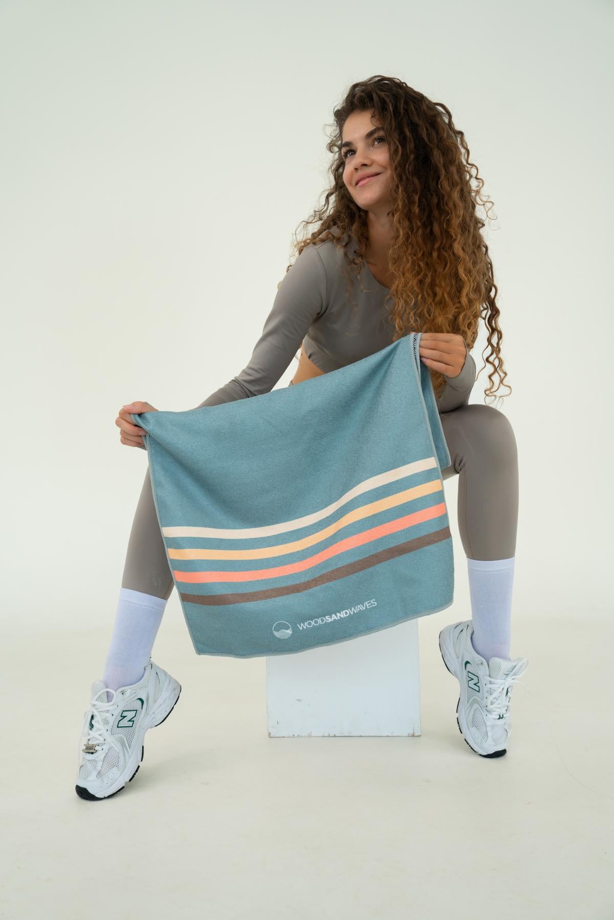 Calm Cruise Eucalyptus - Sporthandtuch mit Magnet & Zipper-Tasche - WOODSANDWAVES
