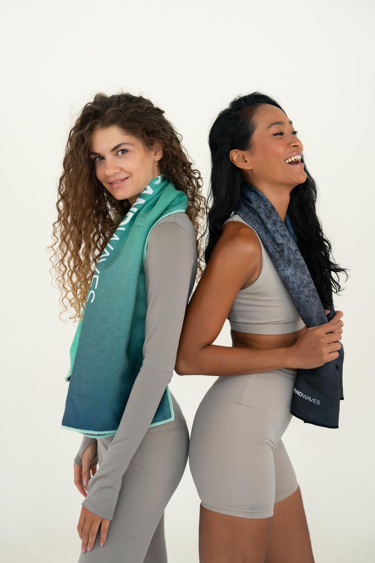 Stormy Skies - Sporthandtuch mit Magnet & Zipper-Tasche - WOODSANDWAVES