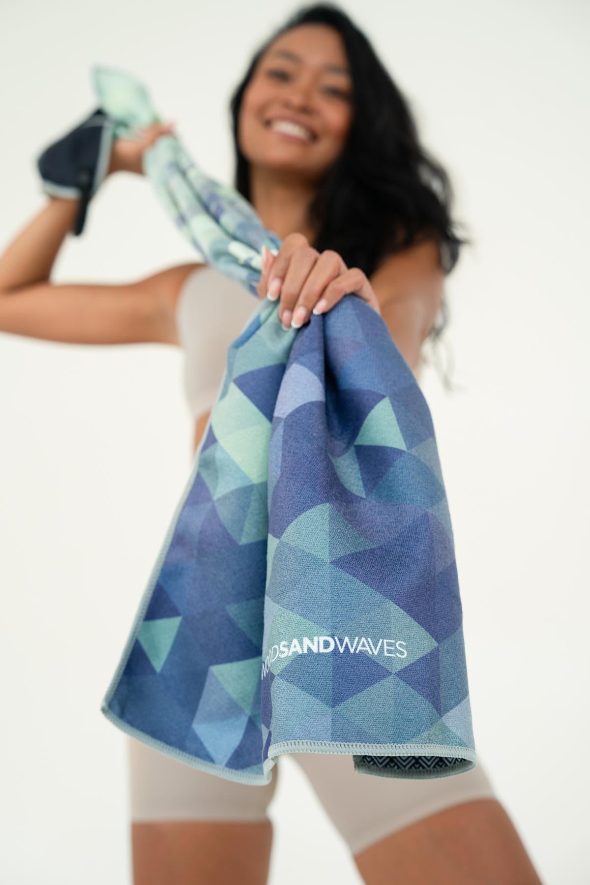 Trinity - Sporthandtuch mit Magnet & Zipper-Tasche - WOODSANDWAVES