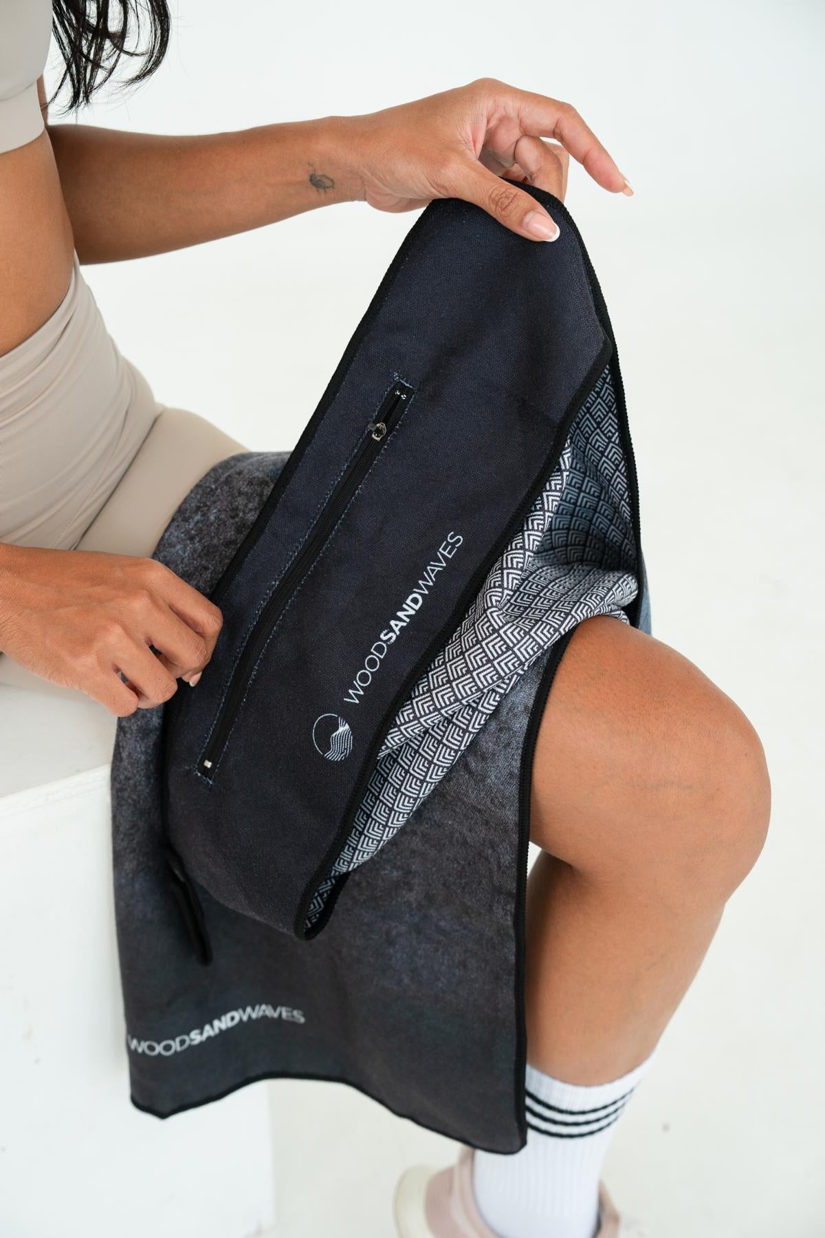 Stormy Skies - Sporthandtuch mit Magnet & Zipper-Tasche - WOODSANDWAVES