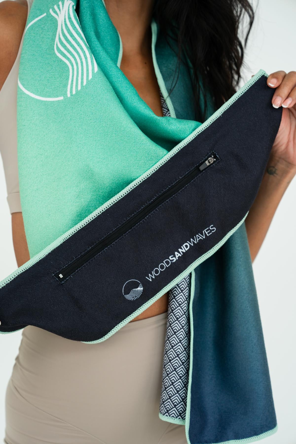 Green Temptation - Sporthandtuch mit Magnet & Zipper-Tasche - WOODSANDWAVES