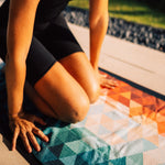 Kaleidoscope Orange - Rutschfestes Yoga-Handtuch mit Silikon-Noppen - WOODSANDWAVES