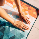 Kaleidoscope Orange - Rutschfestes Yoga-Handtuch mit Silikon-Noppen - WOODSANDWAVES