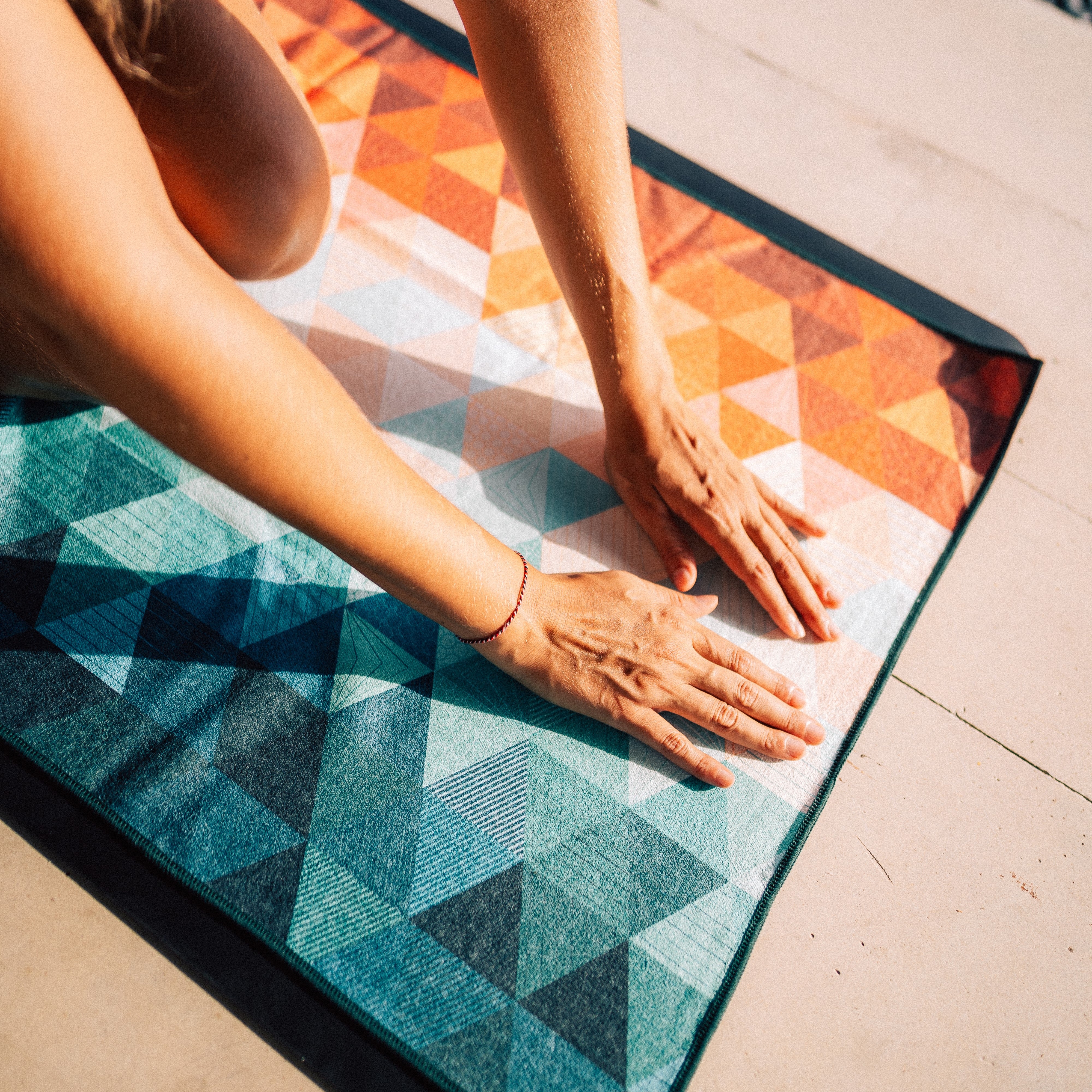 Kaleidoscope Orange - Rutschfestes Yoga-Handtuch mit Silikon-Noppen - WOODSANDWAVES