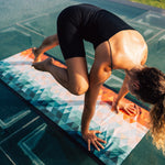 Kaleidoscope Orange - Rutschfestes Yoga-Handtuch mit Silikon-Noppen - WOODSANDWAVES