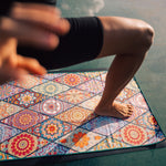 Mosaics - Rutschfestes Yoga-Handtuch mit Silikon-Noppen - WOODSANDWAVES