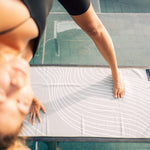 Waves of Zen - Rutschfestes Yoga-Handtuch mit Silikon-Noppen - WOODSANDWAVES