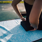Mystic Mandala - Rutschfestes Yoga-Handtuch mit Silikon-Noppen - WOODSANDWAVES