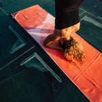 Red Horizon - Rutschfestes Yoga-Handtuch mit Silikon-Noppen - WOODSANDWAVES