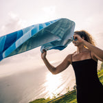 Blue Cascade - Rutschfestes Yoga-Handtuch mit Silikon-Noppen - WOODSANDWAVES