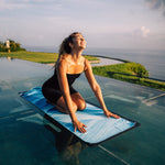 Blue Cascade - Rutschfestes Yoga-Handtuch mit Silikon-Noppen - WOODSANDWAVES