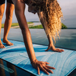 Blue Cascade - Rutschfestes Yoga-Handtuch mit Silikon-Noppen - WOODSANDWAVES