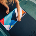 Geometric Energy - Rutschfestes Yoga-Handtuch mit Silikon-Noppen - WOODSANDWAVES