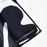 Midnight Florals - Ultra-leichtes Outdoor-und Wanderhandtuch  - 80cm x 40cm - WOODSANDWAVES