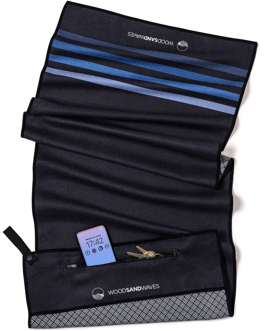 Calm Cruise Black - Sporthandtuch mit Magnet & Zipper-Tasche - WOODSANDWAVES