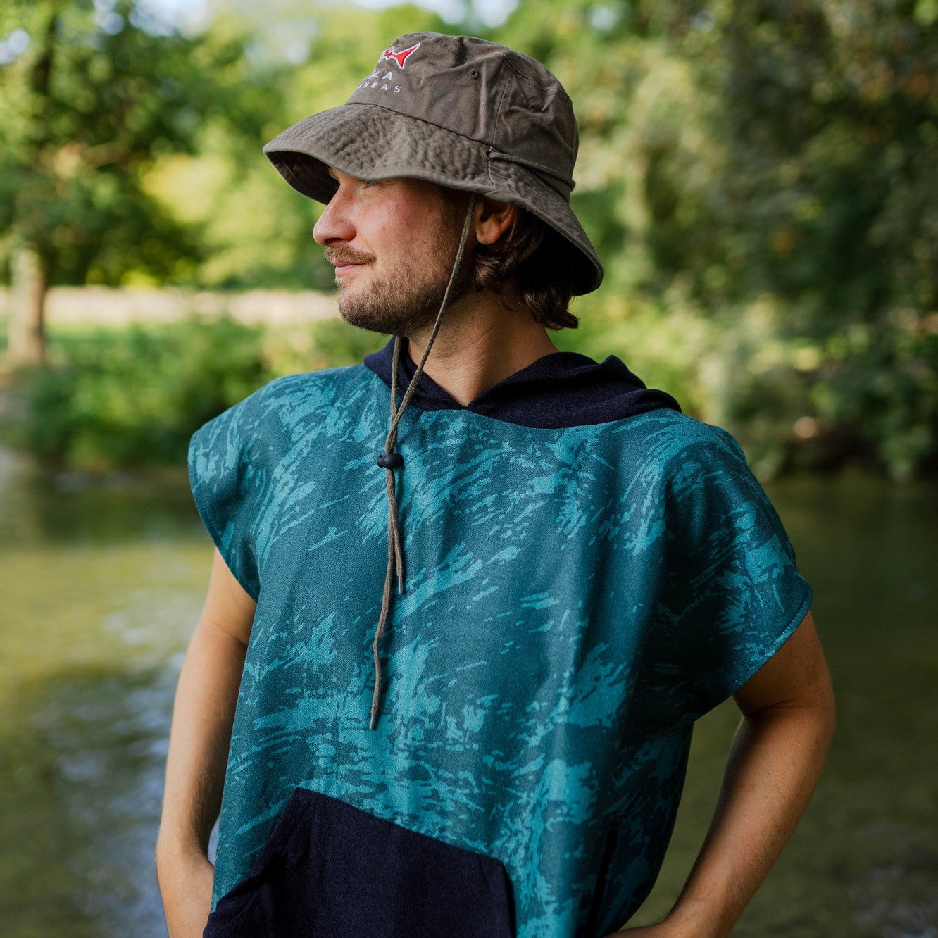Surf-Poncho Energy Flow Green - für Frauen & Männer - aus schnelltrocknender und ultra-leichter Mikrofaser - WOODSANDWAVES