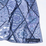 Mosaics Noir - Sandabweisendes Strandtuch mit Geheimfach (180cm x 80cm) - WOODSANDWAVES