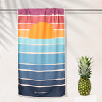 Sunset Stripes - Sandabweisendes Strandtuch mit Geheimfach (180cm x 80cm) - WOODSANDWAVES