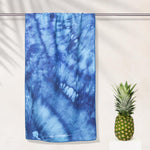 Batik Ocean - Sandabweisendes Strandtuch mit Geheimfach (180cm x 80cm) - WOODSANDWAVES