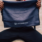 Clear Black - Sporthandtuch mit Magnet & Zipper-Tasche - WOODSANDWAVES