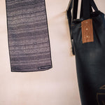 Dark Mind - Sporthandtuch mit Magnet & Zipper-Tasche - WOODSANDWAVES