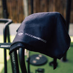 Clear Black - Sporthandtuch mit Magnet & Zipper-Tasche - WOODSANDWAVES