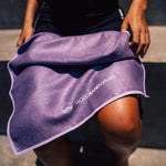 Clear Purple - Sporthandtuch mit Magnet & Zipper-Tasche - WOODSANDWAVES