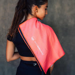 Clear Red - Sporthandtuch mit Magnet & Zipper-Tasche - WOODSANDWAVES