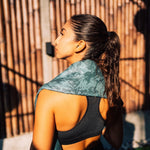 Green Energy Flow - Sporthandtuch mit Magnet & Zipper-Tasche - WOODSANDWAVES