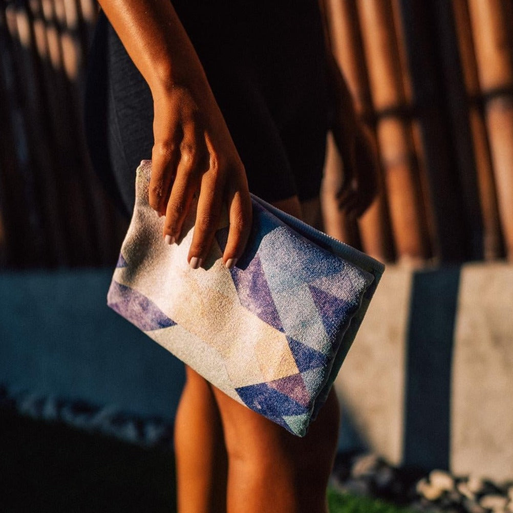 Shades of Blue - Sporthandtuch mit Magnet & Zipper-Tasche - WOODSANDWAVES