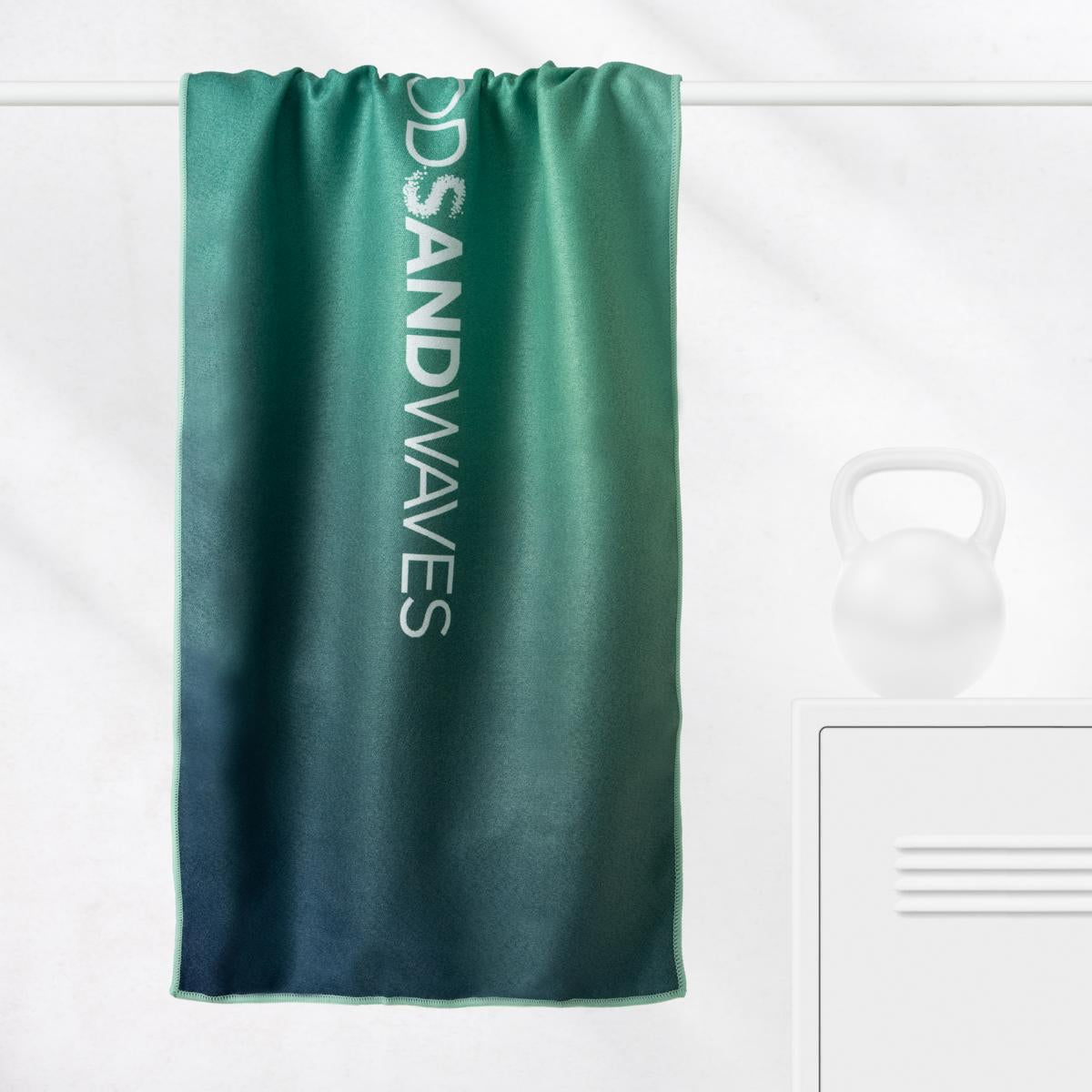 Green Temptation - Sporthandtuch mit Magnet & Zipper-Tasche - WOODSANDWAVES