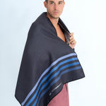 Calm Cruise Black - schnelltrocknendes Duschhandtuch aus Premium Mikrofaser - angenehm auf der Haut - 140 x 70cm - WOODSANDWAVES
