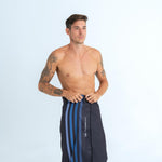 Calm Cruise Black - schnelltrocknendes Duschhandtuch aus Premium Mikrofaser - angenehm auf der Haut - 140 x 70cm - WOODSANDWAVES