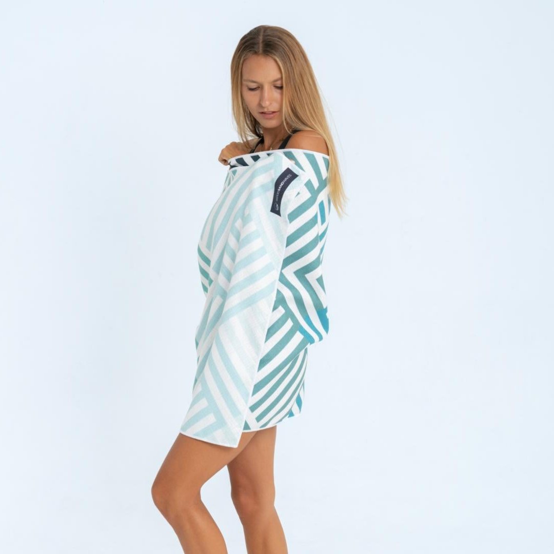 Mint Relaxation - schnelltrocknendes Duschhandtuch aus Premium Mikrofaser - angenehm auf der Haut - 140 x 70cm - WOODSANDWAVES