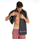 Clear Black - schnelltrocknendes Duschhandtuch aus Premium Mikrofaser -  angenehm auf der Haut - 140 x 70cm - WOODSANDWAVES