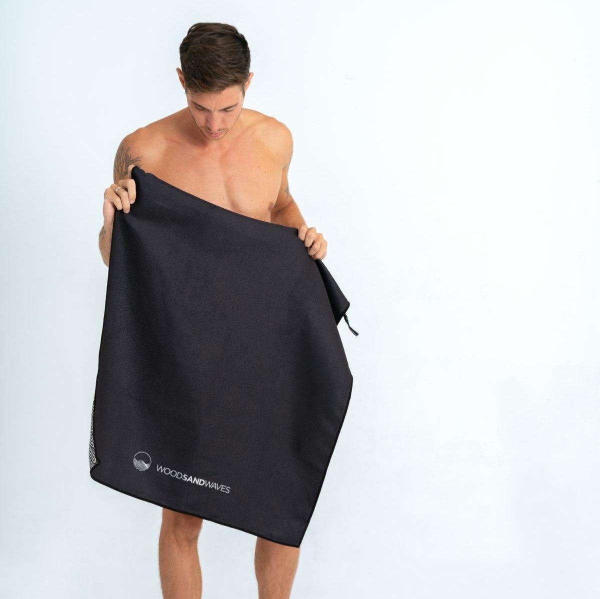 Clear Black - schnelltrocknendes Duschhandtuch aus Premium Mikrofaser - angenehm auf der Haut - 140 x 70cm - WOODSANDWAVES