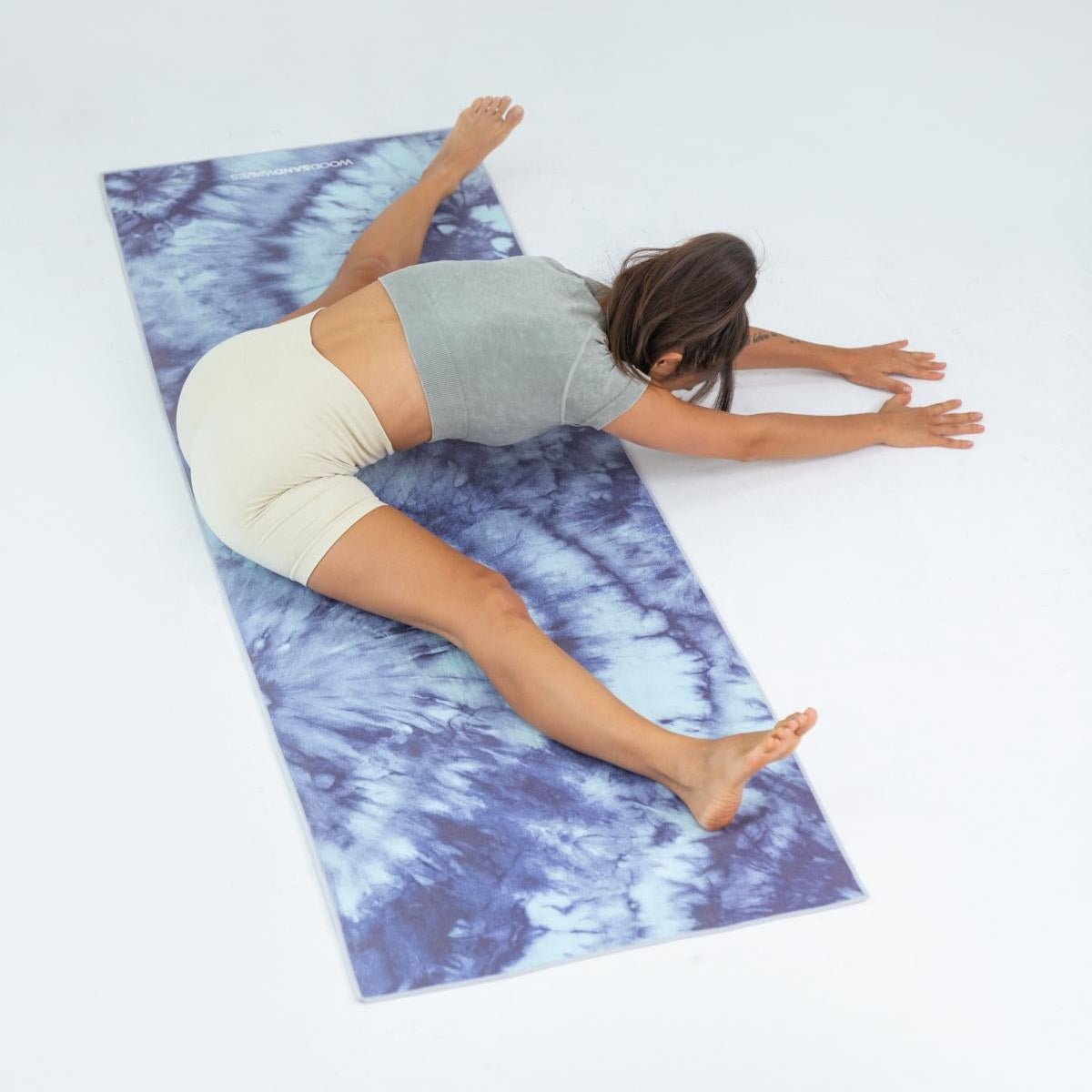 Batik Balance - Rutschfestes Yoga-Handtuch mit Silikon-Noppen - WOODSANDWAVES