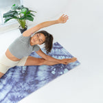 Batik Balance - Rutschfestes Yoga-Handtuch mit Silikon-Noppen - WOODSANDWAVES
