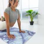 Batik Balance - Rutschfestes Yoga-Handtuch mit Silikon-Noppen - WOODSANDWAVES