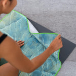 Jade Healing - Rutschfestes Yoga-Handtuch mit Silikon-Noppen - WOODSANDWAVES