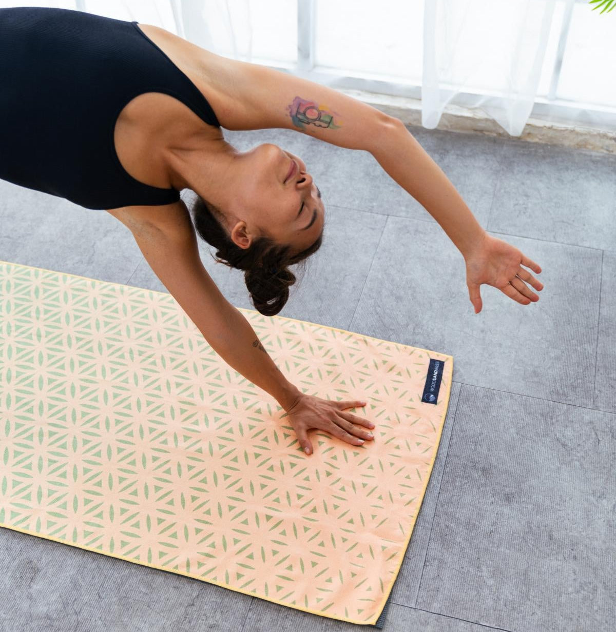 Flower of Life - Rutschfestes Yoga-Handtuch mit Silikon-Noppen - WOODSANDWAVES