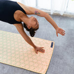 Flower of Life - Rutschfestes Yoga-Handtuch mit Silikon-Noppen - WOODSANDWAVES