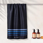 Calm Cruise Black - schnelltrocknendes Duschhandtuch aus Premium Mikrofaser - angenehm auf der Haut - 140 x 70cm - WOODSANDWAVES