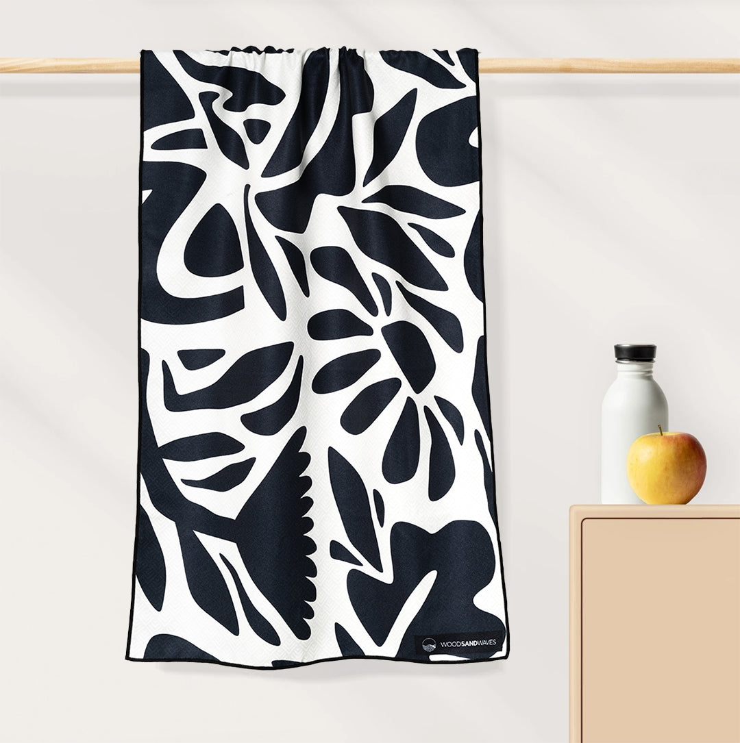Midnight Florals - Ultra-leichtes Outdoor-und Wanderhandtuch - 80cm x 40cm - WOODSANDWAVES