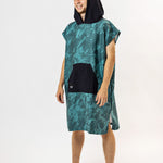 Surf-Poncho Energy Flow Green - für Frauen & Männer - aus schnelltrocknender und ultra-leichter Mikrofaser - WOODSANDWAVES